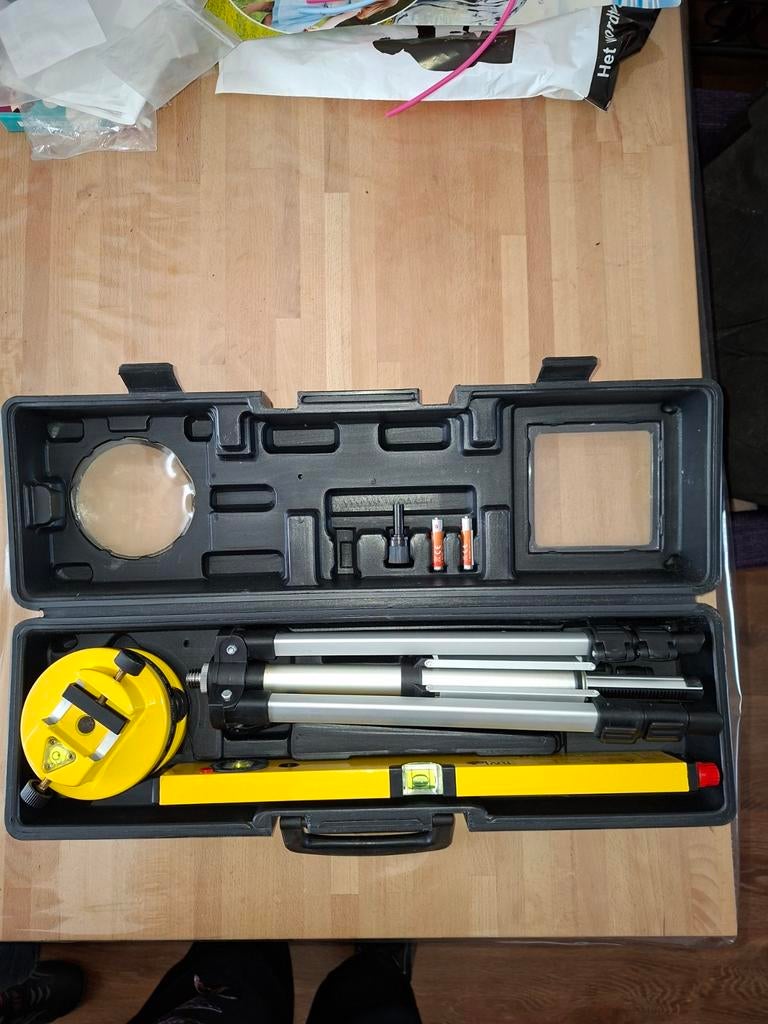 Laserwaterpas met statief, en koffer - EPT-97A, Doe-het-zelf en Verbouw, Meetapparatuur, Gebruikt, Licht, Ophalen