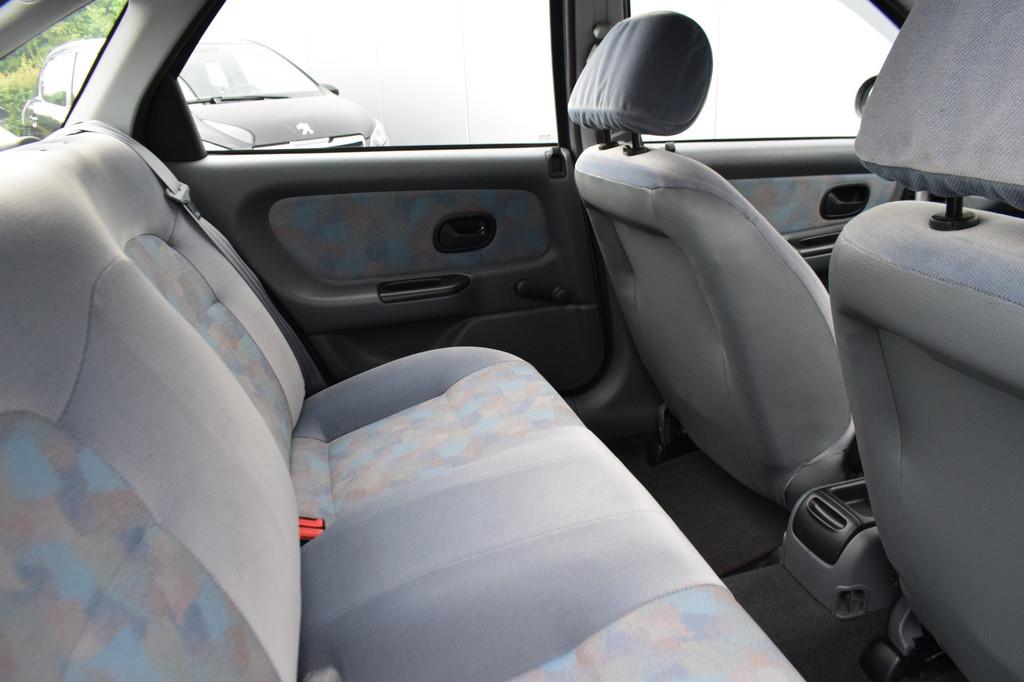 Renault Laguna 1.8 RN 25dkm! (bj 1997), Auto's, Oldtimers, Voorwielaandrijving, 94 pk, Renault, Bedrijf