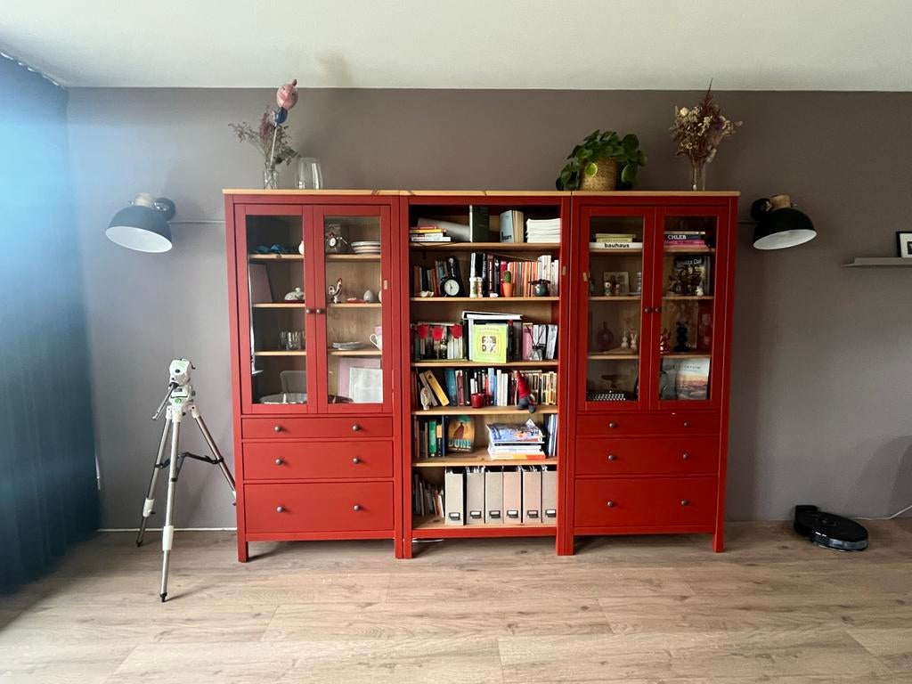 IKEA Hemnes Mooie rode kast met vitrines en boekenplanken, Ophalen, Zo goed als nieuw, 200 cm of meer, Met lade(s)