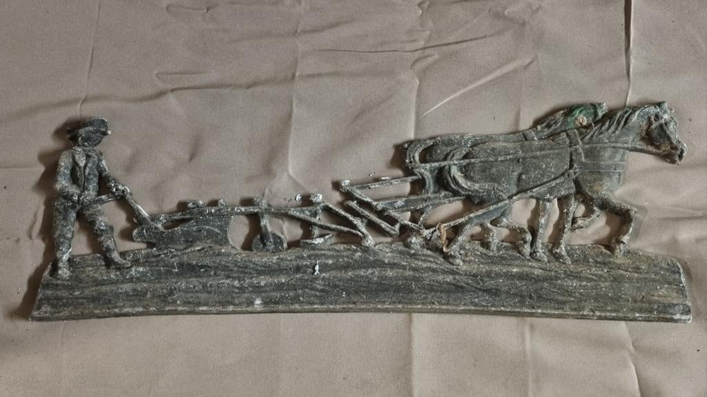 Antiek gietijzeren decoratie: Boer met paardenploeg, Ophalen of Verzenden