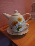 Thee voor één: theepot, kop en schotel met bloemmotief, Keramiek, Ophalen of Verzenden, Zo goed als nieuw, Overige stijlen
