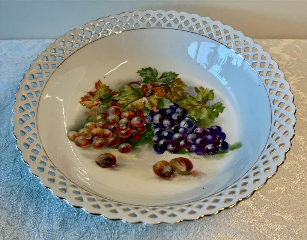 Antieke porseleinen schaal met druivenmotief en opengewerkt, Antiek en Kunst, Ophalen of Verzenden