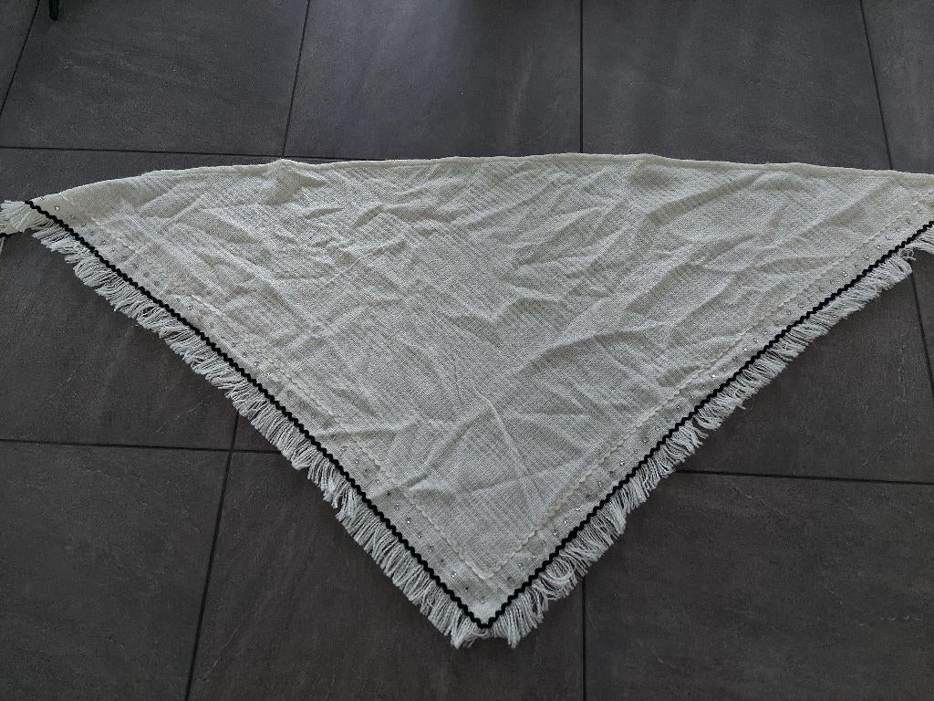 omslagdoek shawl ecru doek, Ophalen of Verzenden, Zo goed als nieuw, Maat 46/48 (XL) of groter, Sjaal