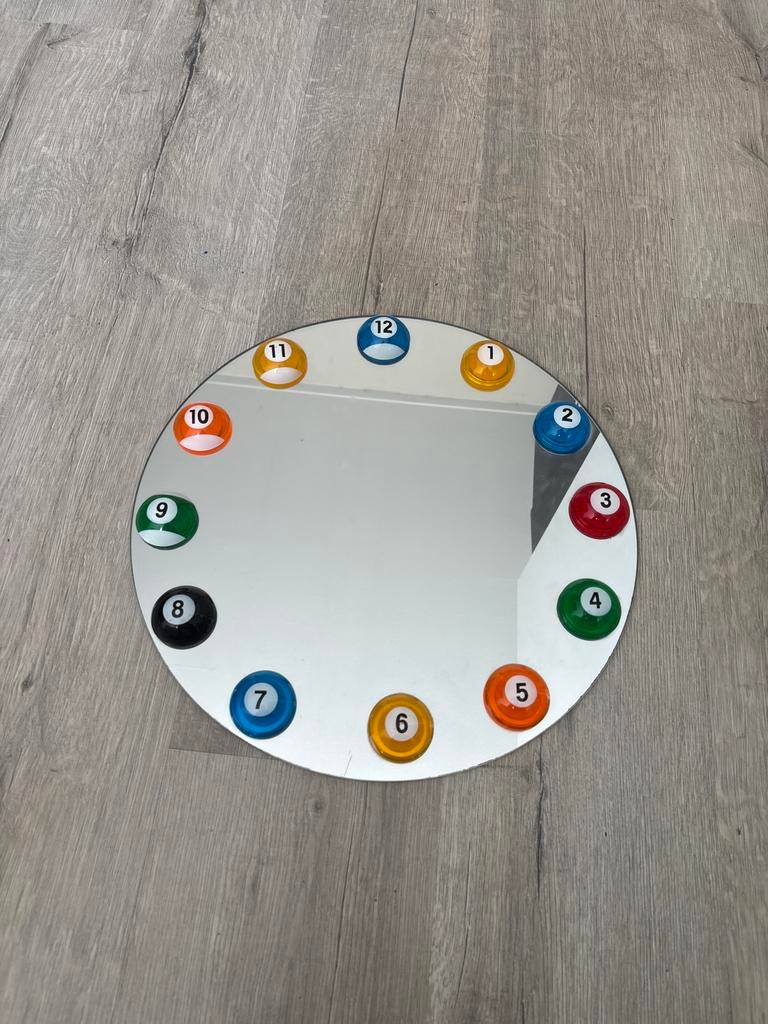 Spiegelklok met biljartballen, Ophalen of Verzenden, Gebruikt, Analoog, Wandklok