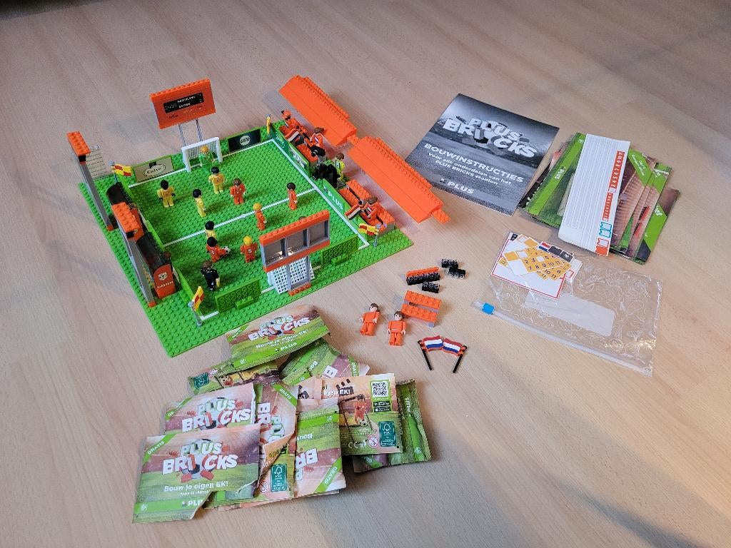 Plus Bricks Lego voetbalveld stadion EK 2021, Verzamelen, Supermarktacties, Plus, Ophalen of Verzenden