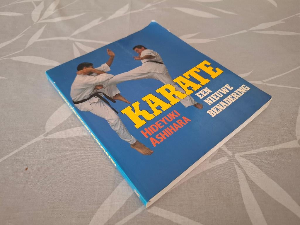 KARATE - Een Nieuwe Benadering  -  HIDEYUKI ASHIHARA Schaars, Ophalen of Verzenden, Gelezen, Vechtsport