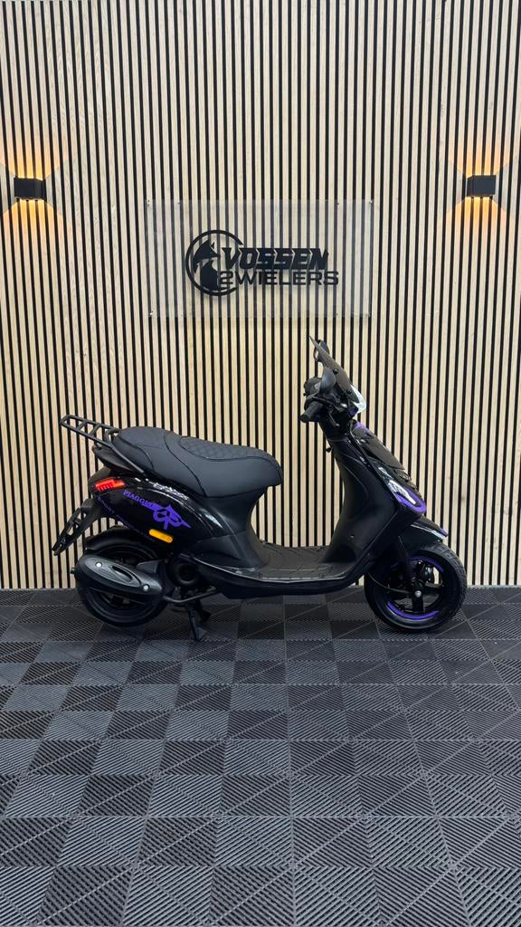 Piaggio Zip | Black & Purple | 2017 | Full, Fietsen en Brommers, Scooters | Piaggio, Maximaal 45 km/u, Zip, Zo goed als nieuw