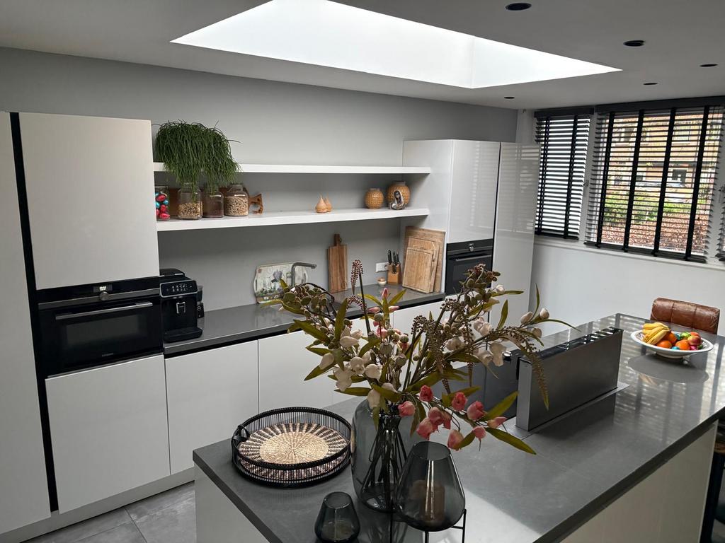 Moderne witte keuken met kookeiland en inbouwapparatuur, Ophalen, Gebruikt, Wit, Dubbelwandige keuken