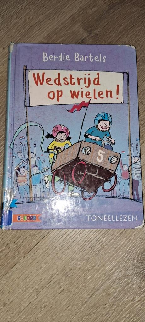Berdie Bartels - Wedstrijd op wielen! (Toneelleesboek M6), Boeken, Kinderboeken | Jeugd | onder 10 jaar, Ophalen of Verzenden