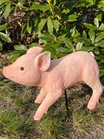Mini varken (tuin)beeld staand op een staal stokje, Ophalen of Verzenden, Nieuw, Kunststof, Dierenbeeld