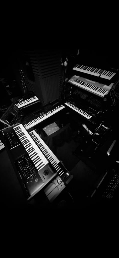 Toetsenist aangeboden, Contacten en Berichten