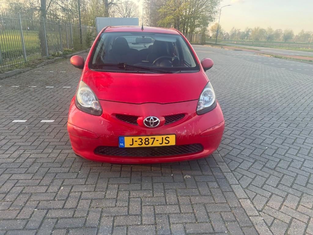 Toyota AYGO 2007 Rood, Auto's, Toyota, Voorwielaandrijving, Stof, Zwart, 4 stoelen