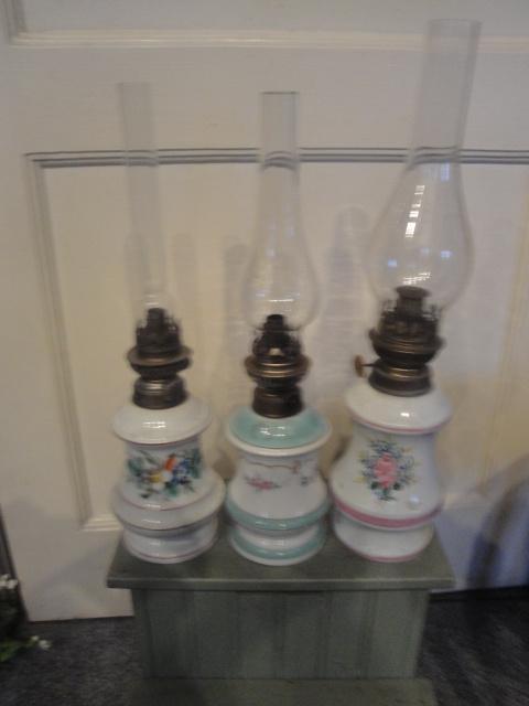 3 engelse olielampen met porcelijnen voet, Antiek en Kunst, Antiek | Lampen, Ophalen of Verzenden