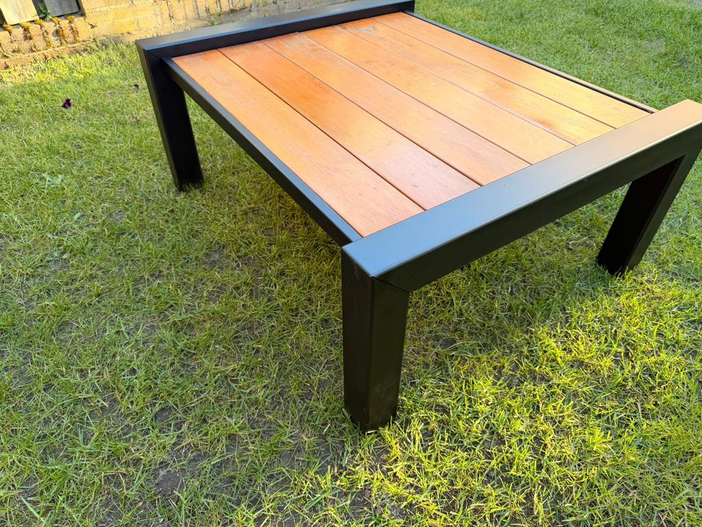 Handgemaakte Stalen Salontafel met Houten Blad, Huis en Inrichting, Tafels | Salontafels, Zo goed als nieuw, Minder dan 50 cm