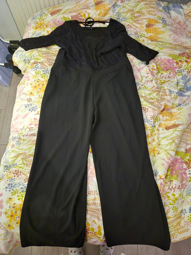 Nette zwarte jumpsuit met kant (50), Kleding | Dames, Jumpsuits, Zwart, Maat 46/48 (XL) of groter, Ophalen of Verzenden, Zo goed als nieuw