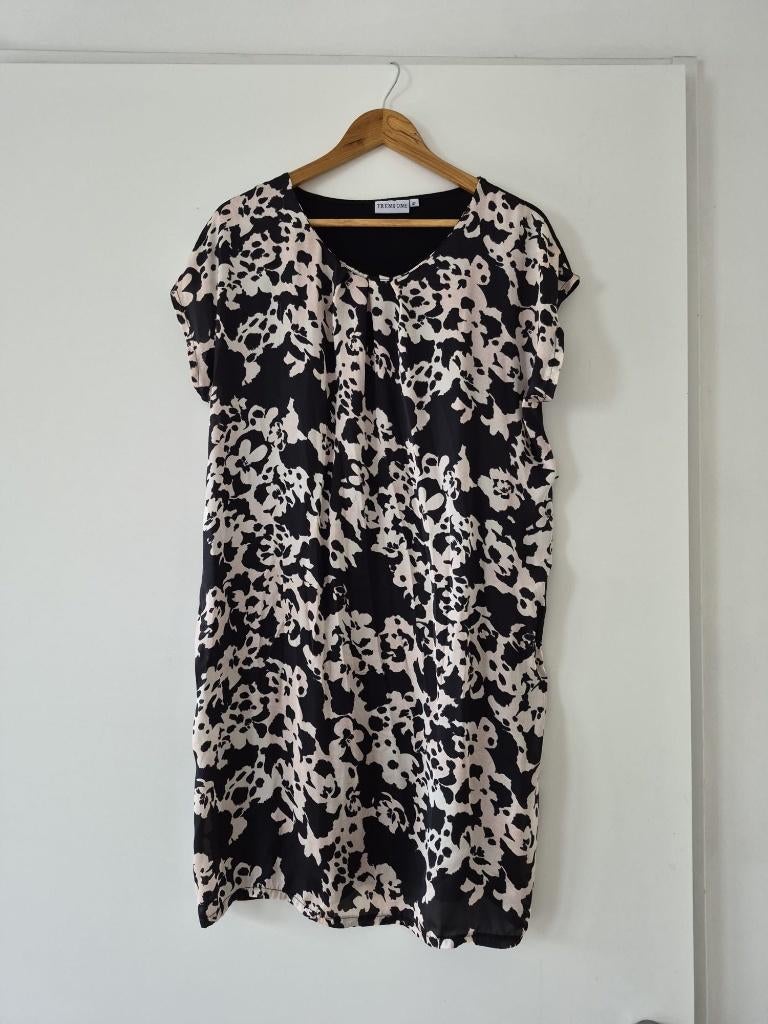 Jurk Trend One maat 42 dames - zwart / wit, Zwart, Maat 42/44 (L), Ophalen of Verzenden, Boven de knie