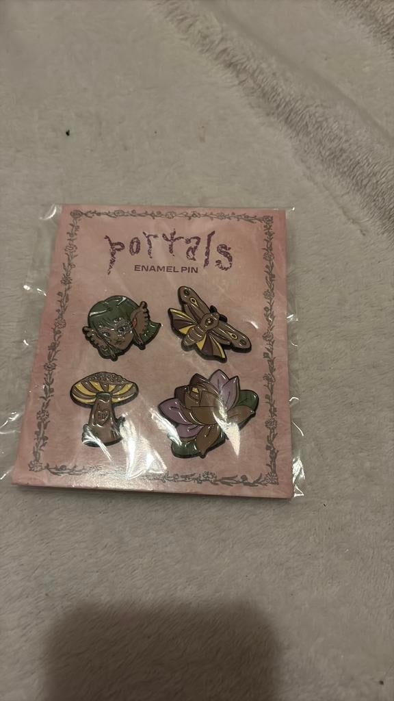 Melanie martinez pins, Ophalen of Verzenden, Zo goed als nieuw, Gebruiksvoorwerp