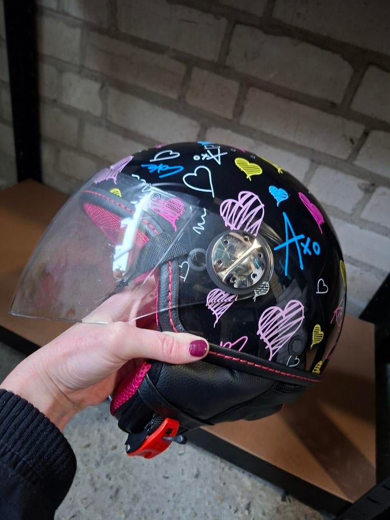 Scooterhelm met hartjespatroon - Maat XS, Fietsen en Brommers, Brommerhelmen, Ophalen of Verzenden, Gebruikt, Medium, Onbekend