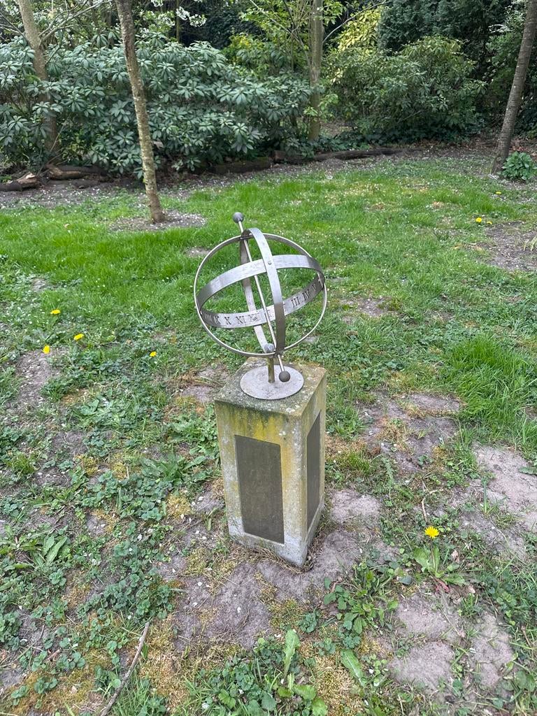 RVS Zonnewijzer met Sokkel - Tijdloze Tuindecoratie, Tuin en Terras, Zonnewijzers, Ophalen, Gebruikt