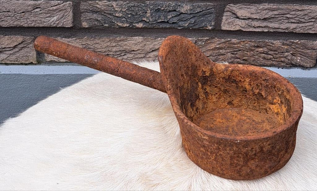 Roestige  zwaar metalen ornament.  Aura Peeperkorn, Huis en Inrichting, Woonaccessoires | Overige, Ophalen of Verzenden