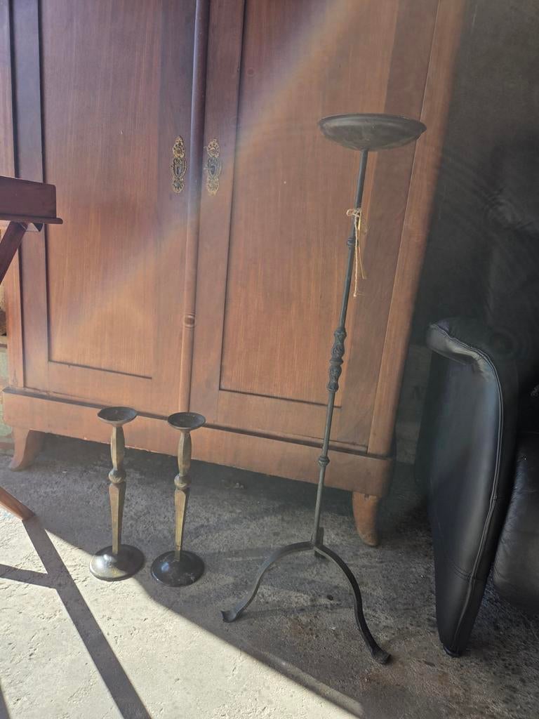 Gietijzeren vloerkandelaar en 2 tafel kandelaars, Ophalen of Verzenden