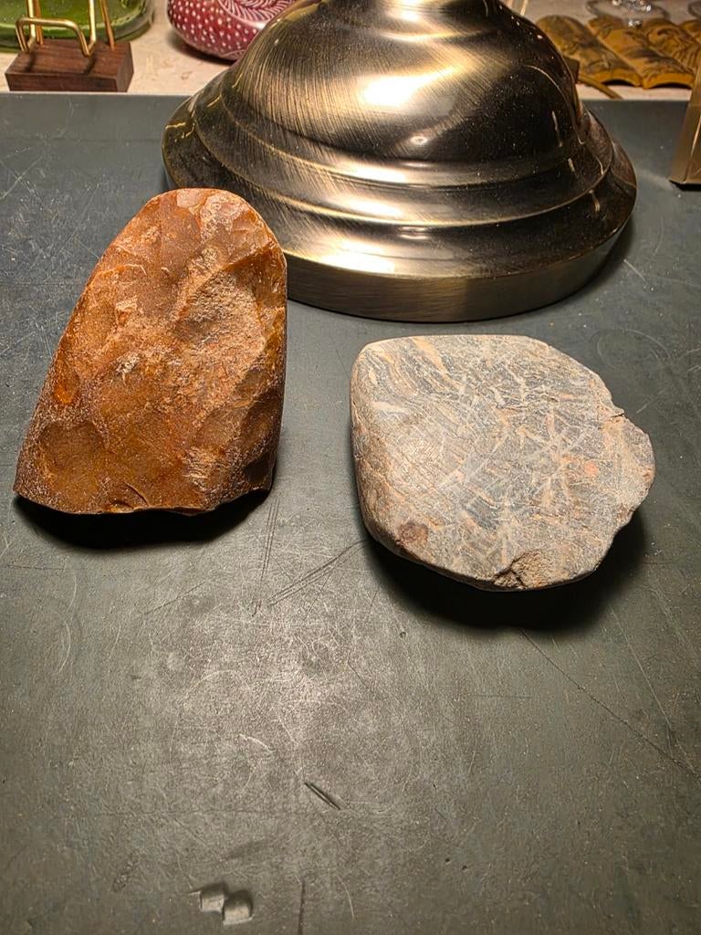 Gladde bijl en slijpsteen prehistoric artefact, Ophalen of Verzenden