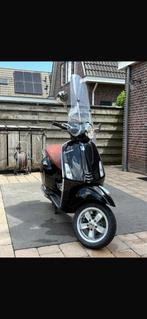 Vespa Primavera 2019 - Zwart met bruin zadel, Ophalen, Overige modellen, Maximaal 45 km/u, Zo goed als nieuw