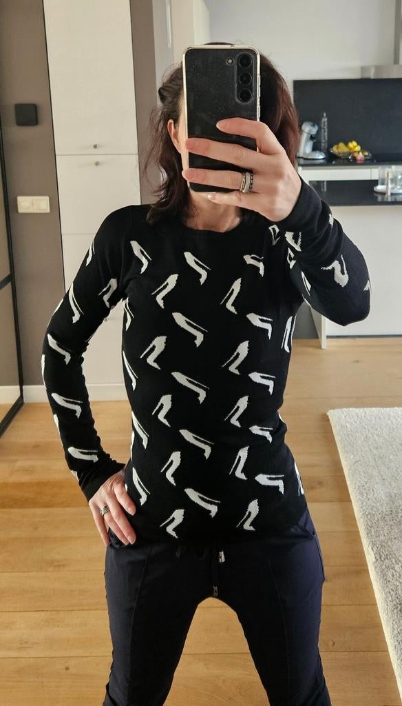 NIKKIE trui, zwart met witte logo! XS, Kleding | Dames, Truien en Vesten, Ophalen of Verzenden, Zo goed als nieuw, Maat 34 (XS) of kleiner
