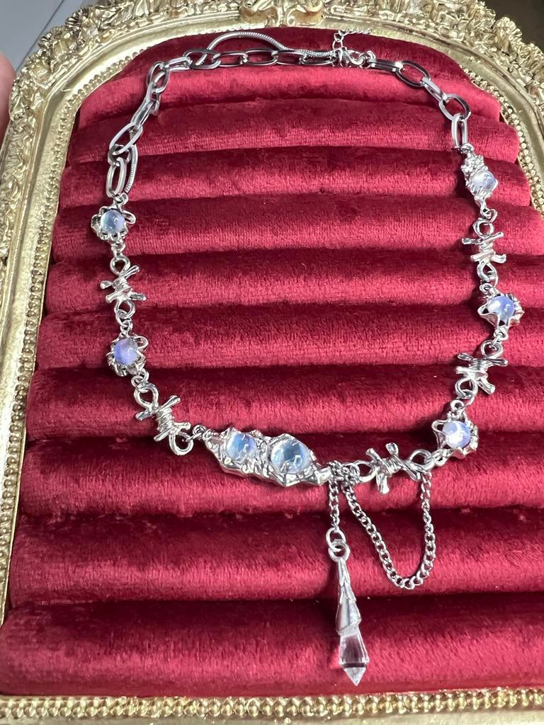 Zilverkleurige ketting met opaalachtige stenen en hanger, Overige materialen, Nieuw, Ophalen of Verzenden, Met edelsteen