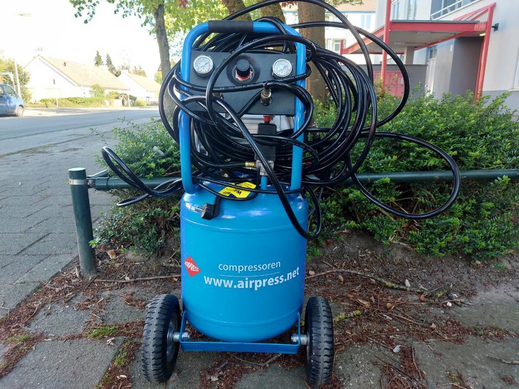 Stille olievrije staande lucht compressor 8 bar 2 pk, Doe-het-zelf en Verbouw, Compressors, Ophalen of Verzenden, Zo goed als nieuw