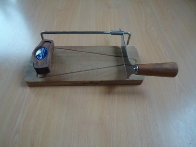 Reypenaer kaasguillotine, kaas mes, kaasplank, borrelplank, Ophalen of Verzenden, Zo goed als nieuw