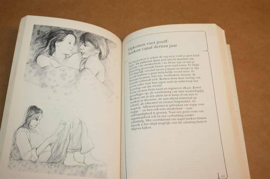 Boek en Jeugd '81/'82 - Jeugdlektuurgids gezin en school, Ophalen of Verzenden, Gelezen