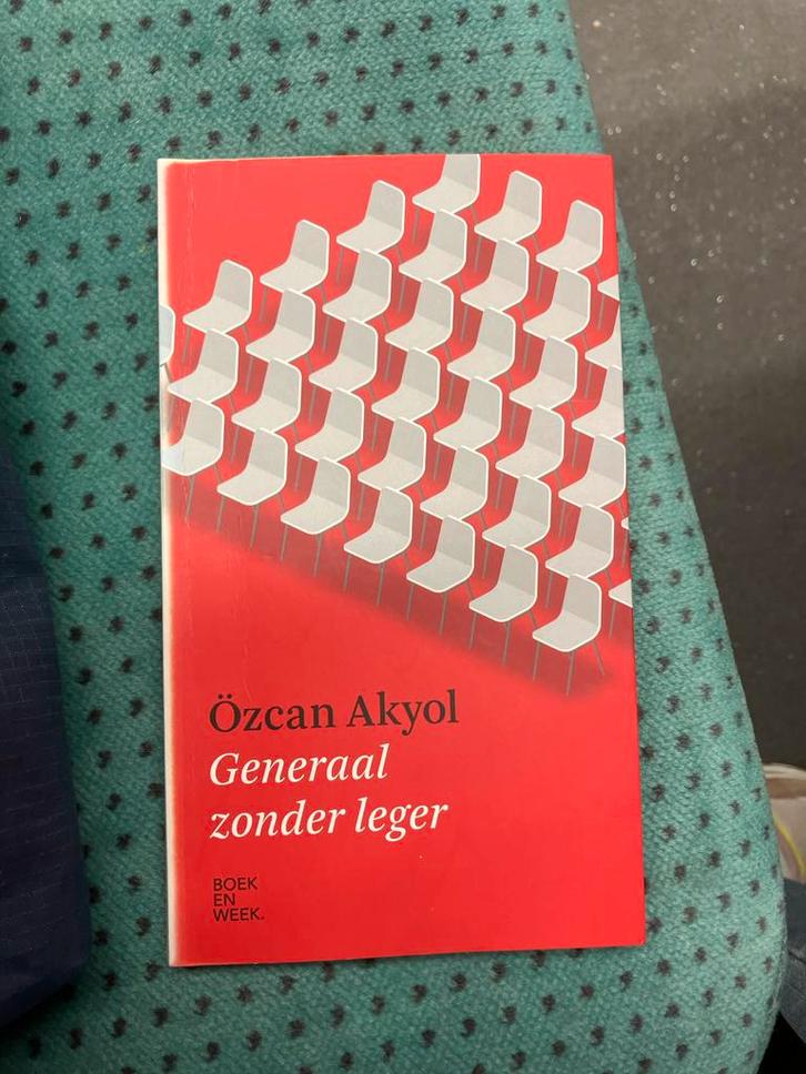 Generaal zonder leger - Özcan Akyol (Boek en Week), Boeken, Romans, Zo goed als nieuw, Nederland, Ophalen of Verzenden