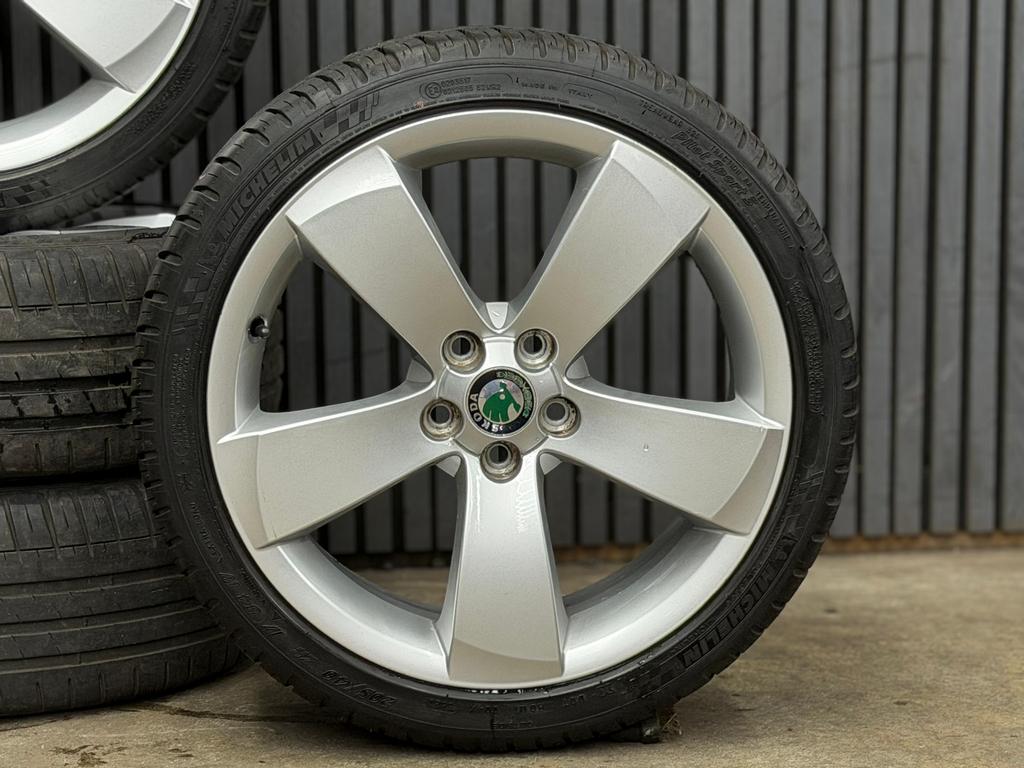 17 inch Zomerset Skoda fabia 5x100 6mm michelin €499,-, Ophalen, Zomerbanden, Banden en Velgen