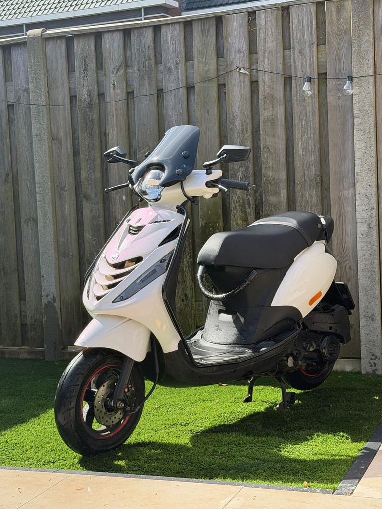 Piaggio zip 2020, Fietsen en Brommers, Scooters | Piaggio, Ophalen, Zo goed als nieuw, Benzine, Zip
