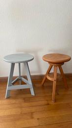 2 houten krukjes, Ophalen of Verzenden, In hoogte verstelbaar, Zo goed als nieuw, Hout