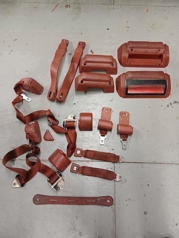 Gordels en armsteunen jeep cherokee chief 1979 bruin/rood, Auto-onderdelen, Ophalen of Verzenden, Gebruikt, Jeep