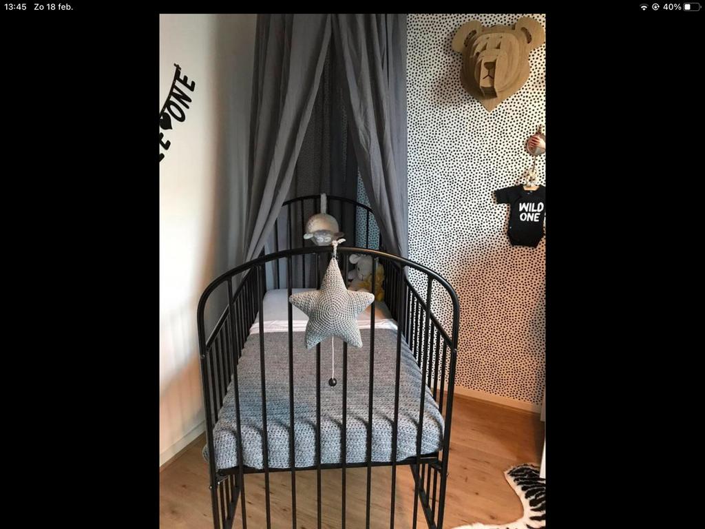 Twee degelijke gietijzeren ledikantjes (ook los te koop), Ophalen of Verzenden, Gebruikt, Ledikant