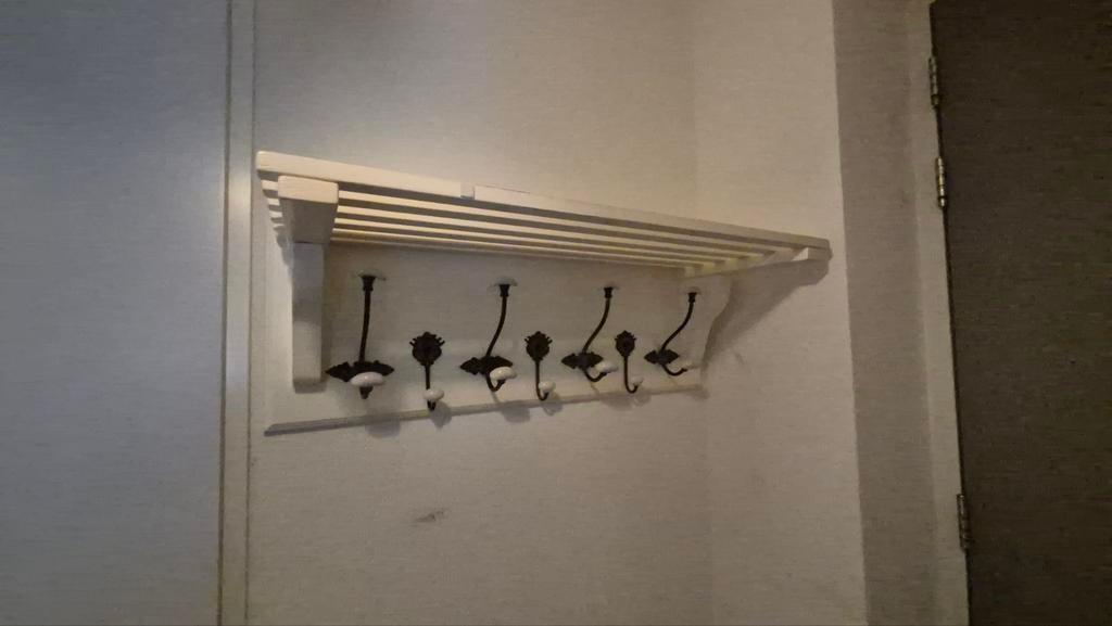 Houten kapstok met metalen haken, Ophalen