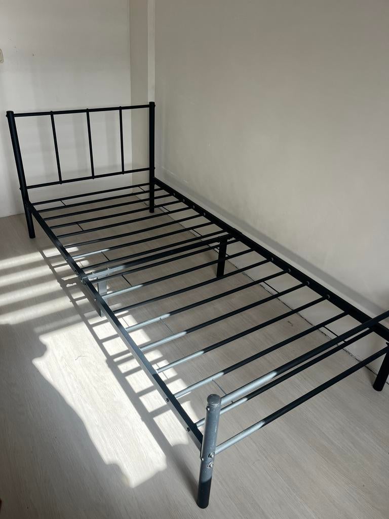 Eenpersoons bed stalen zwart frame, Ophalen, 90 cm, Eenpersoons, Zo goed als nieuw