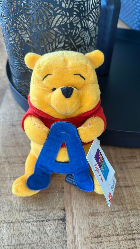 Winnie de Poeh knuffel met letter A, Ophalen of Verzenden, Zo goed als nieuw, Beer