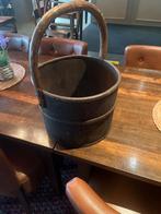 Oude houten emmer met handvat, Ophalen