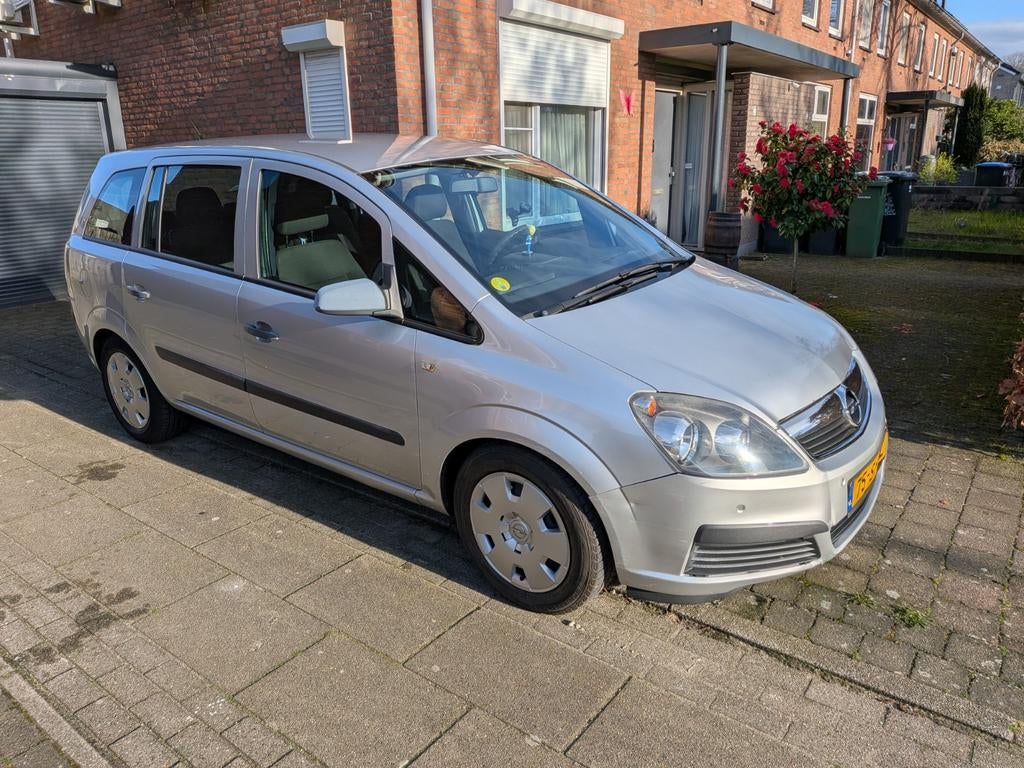 Opel Zafira 2006 Grijs 7 persoons NEW APK/parkeer sensoren!, Voorwielaandrijving, 4 cilinders, 7 stoelen, Origineel Nederlands