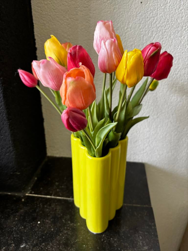 Geel/groene vaas met grote bos real touch zijden tulpen, Huis en Inrichting, Woonaccessoires | Vazen, Zo goed als nieuw, Geel