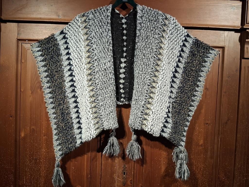 mooie gebreide poncho zwart grijs wit geel One Size, Ophalen of Verzenden, Nieuw, Overige kleuren, Trui of Vest