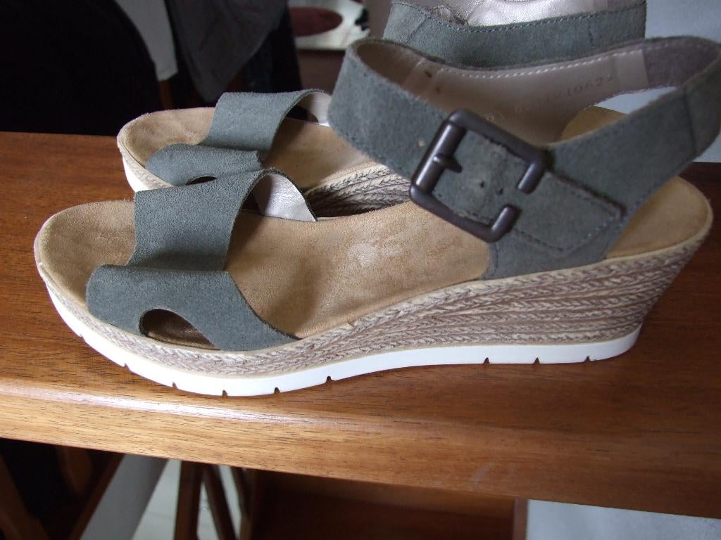 Rieker Khaki groene suede sandalen op sleehak maat 40, Zo goed als nieuw, Groen, Rieker, Sandalen of Muiltjes