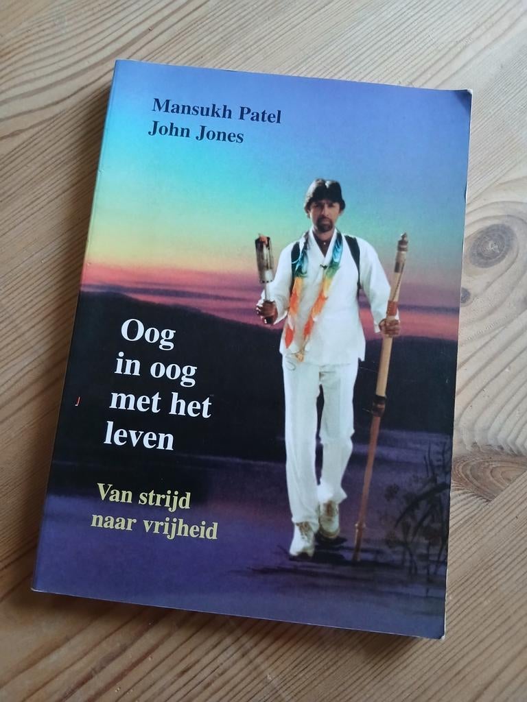 Oog in oog met het leven - Mansukh Patel, John Jones, Boeken, Ophalen of Verzenden, Spiritualiteit algemeen, Achtergrond en Informatie