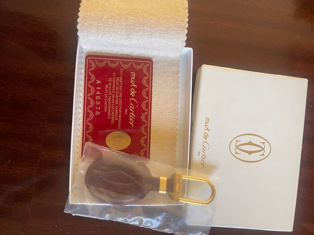 Nieuwe kalfslederen Cartier sleutelhanger in origine verpakk, Verzamelen, Ophalen of Verzenden, Nieuw