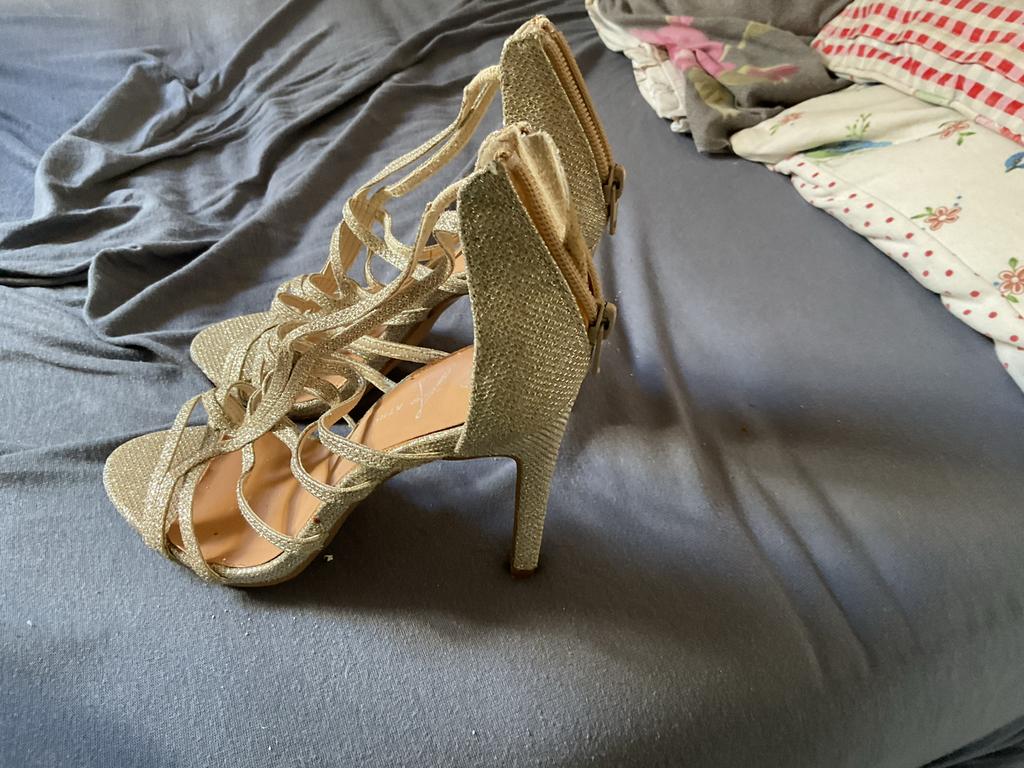 Gouden naaldhakken maat 37, Kleding | Dames, Schoenen, Ophalen of Verzenden, Gedragen, Overige kleuren, Schoenen met hoge hakken