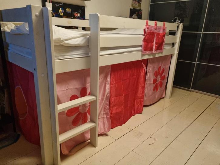Witte halfhoogslaper 114 cm met roze speeltent gordijnen, Kinderen en Baby's, Kinderkamer | Bedden, Gebruikt, 180 cm of meer, 85 tot 100 cm